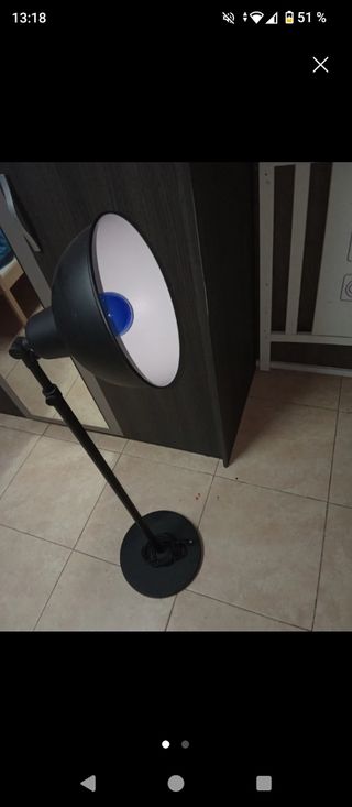 Lámpara de pie negra