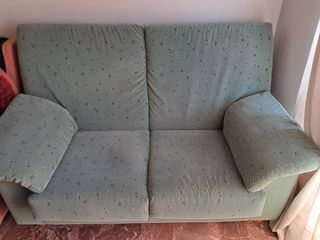 Sofá de tela verde estampado
