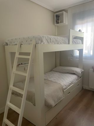 Litera blanca con cama doble y almacenaje