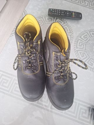 Botas de seguridad negras y amarillas ,