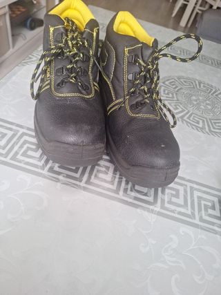 Botas de seguridad negras y amarillas ,