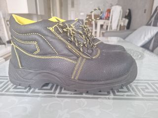 Botas de seguridad negras y amarillas ,