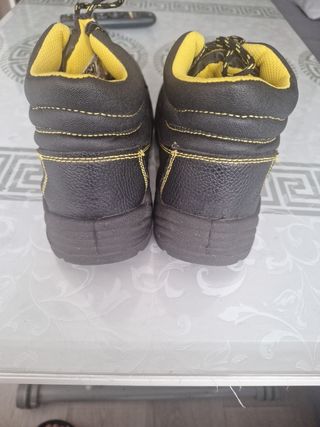 Botas de seguridad negras y amarillas ,