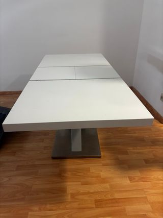 Mesa de comedor moderna blanca y gris