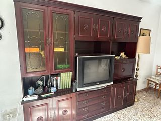 Mueble de madera con puertas de cristal