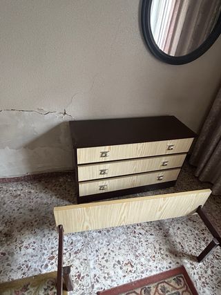 Mueble de madera con puertas de cristal