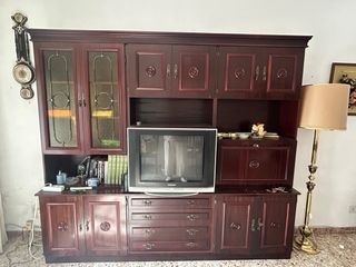 Mueble de madera con puertas de cristal