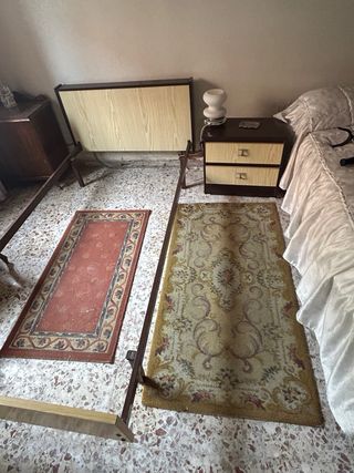 Mueble de madera con puertas de cristal