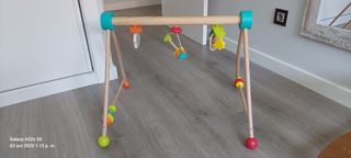Gimnasio de madera para bebé