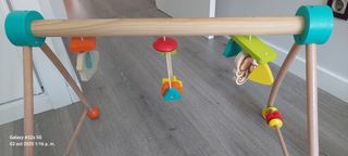 Gimnasio de madera para bebé