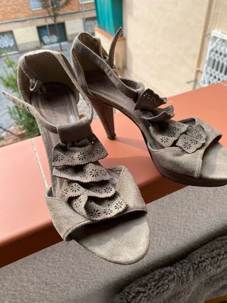 Sandalias de tacón con volantes
