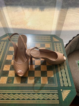 Zapatos de fiesta dorados Marta Gómez talla 39