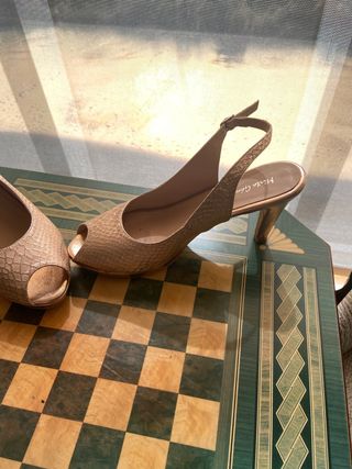 Zapatos de fiesta dorados Marta Gómez talla 39