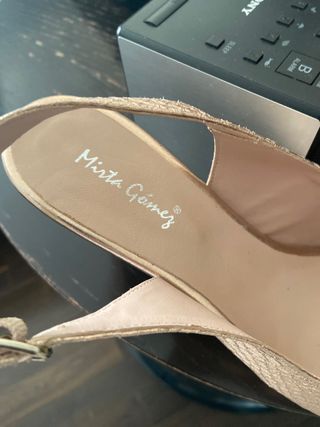 Zapatos de fiesta dorados Marta Gómez talla 39