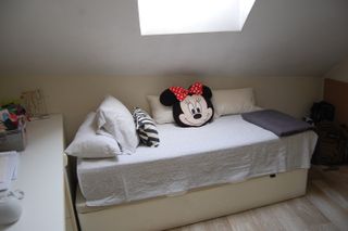 Dormitorio juvenil con cama y escritorio