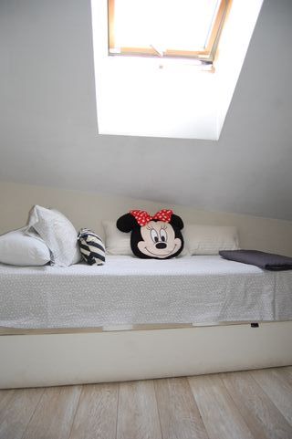 Dormitorio juvenil con cama y escritorio