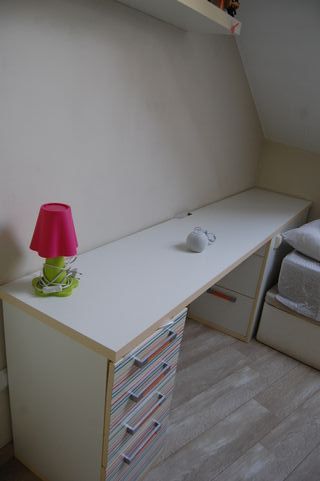 Dormitorio juvenil con cama y escritorio