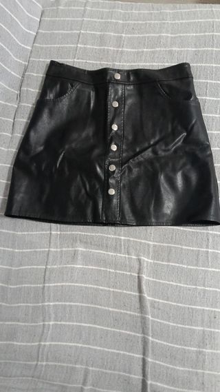 Falda de cuero negra