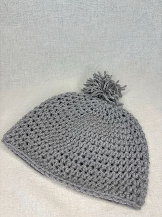 Cappello uncinetto grigio con pon pon