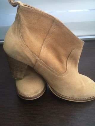 Botines camperos beige ante tacón