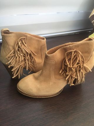 Botines camperos beige ante tacón