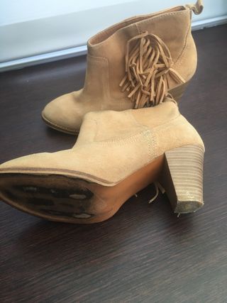 Botines camperos beige ante tacón