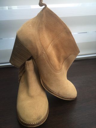 Botines camperos beige ante tacón