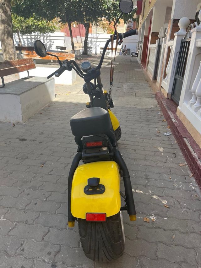 Patinete eléctrico amarillo