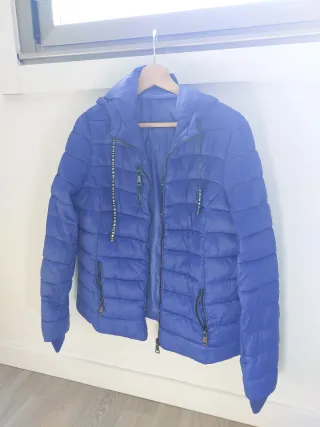 Cazadora azul con capucha