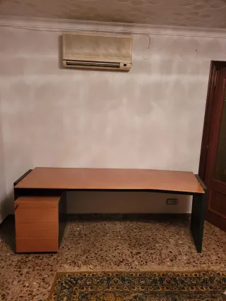 Escritorio de madera y metal