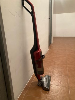 Aspirador sin cable rojo y negro Marca Solac