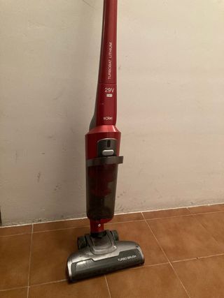 Aspirador sin cable rojo y negro Marca Solac