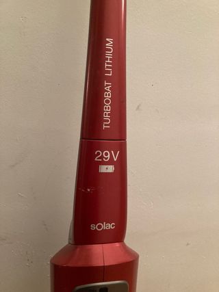 Aspirador sin cable rojo y negro Marca Solac