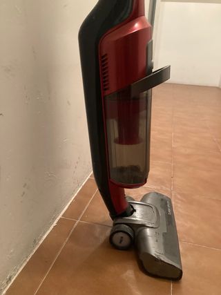 Aspirador sin cable rojo y negro Marca Solac
