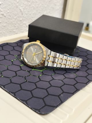 Reloj hombre dorado y plateado