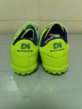 Botas fútbol multitacos niño talla 32