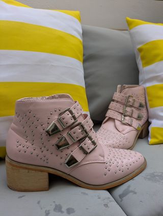 Botines rosas con tachuelas y hebillas