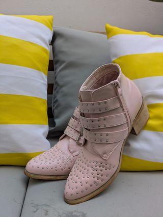 Botines rosas con tachuelas y hebillas