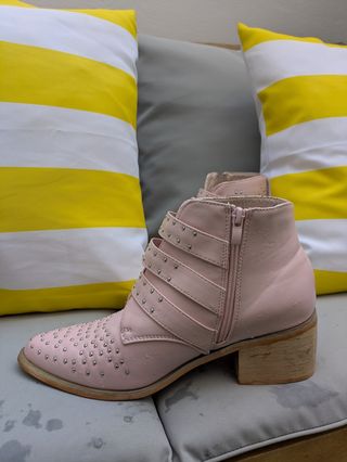 Botines rosas con tachuelas y hebillas