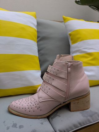 Botines rosas con tachuelas y hebillas