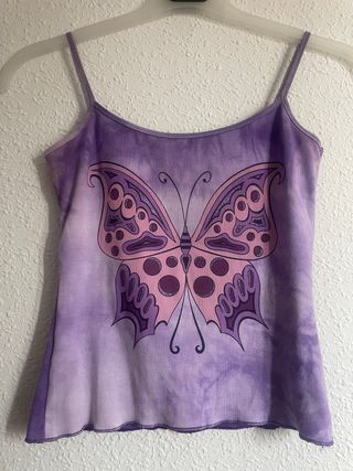 Camiseta morada con estampado de mariposa