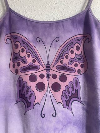Camiseta morada con estampado de mariposa