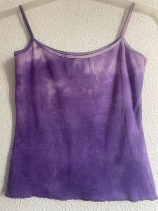 Camiseta morada con estampado de mariposa