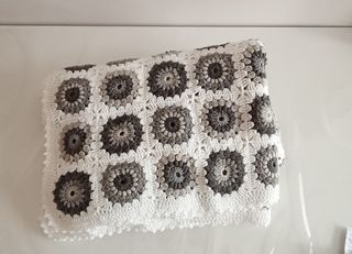 Manta tejida a mano gris y blanca