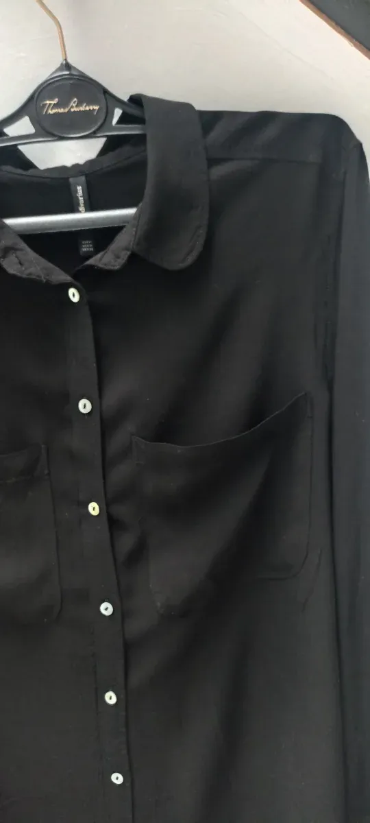 Elegante camisa negra manga larga