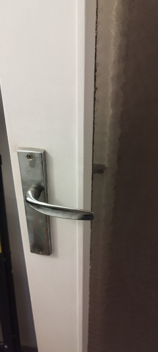 Puerta madera blanca con vidrio templado