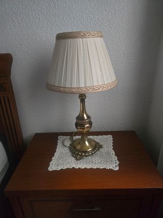 Lámpara de mesa beige y dorada
