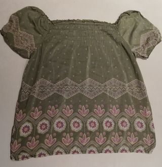 Blusa verde con flores rosas