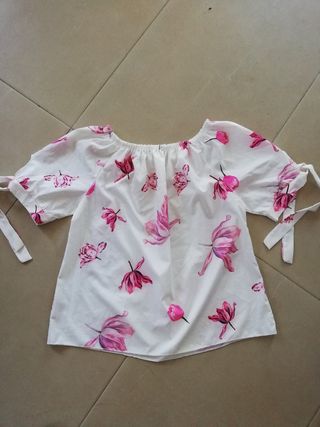 Blusa con estampado floral rosa