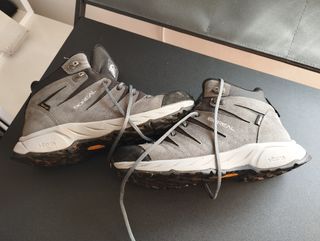 Botas de montaña Boreal grises y marrones
